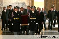 Przeniesienie klejnotów królewskich z Katedry do Sali Władysławowskiej Przeniesienie klejnotów królewskich z Katedry do Sali Władysławowskiej