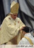Benedykt udziela święceń kapłańskich Benedykt udziela święceń kapłańskich